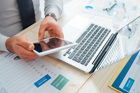 Asesor de Syntax Legal revisando documentación con cliente
